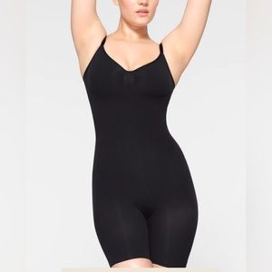 SKIMS: seamless sculpt mid thigh bodysuit